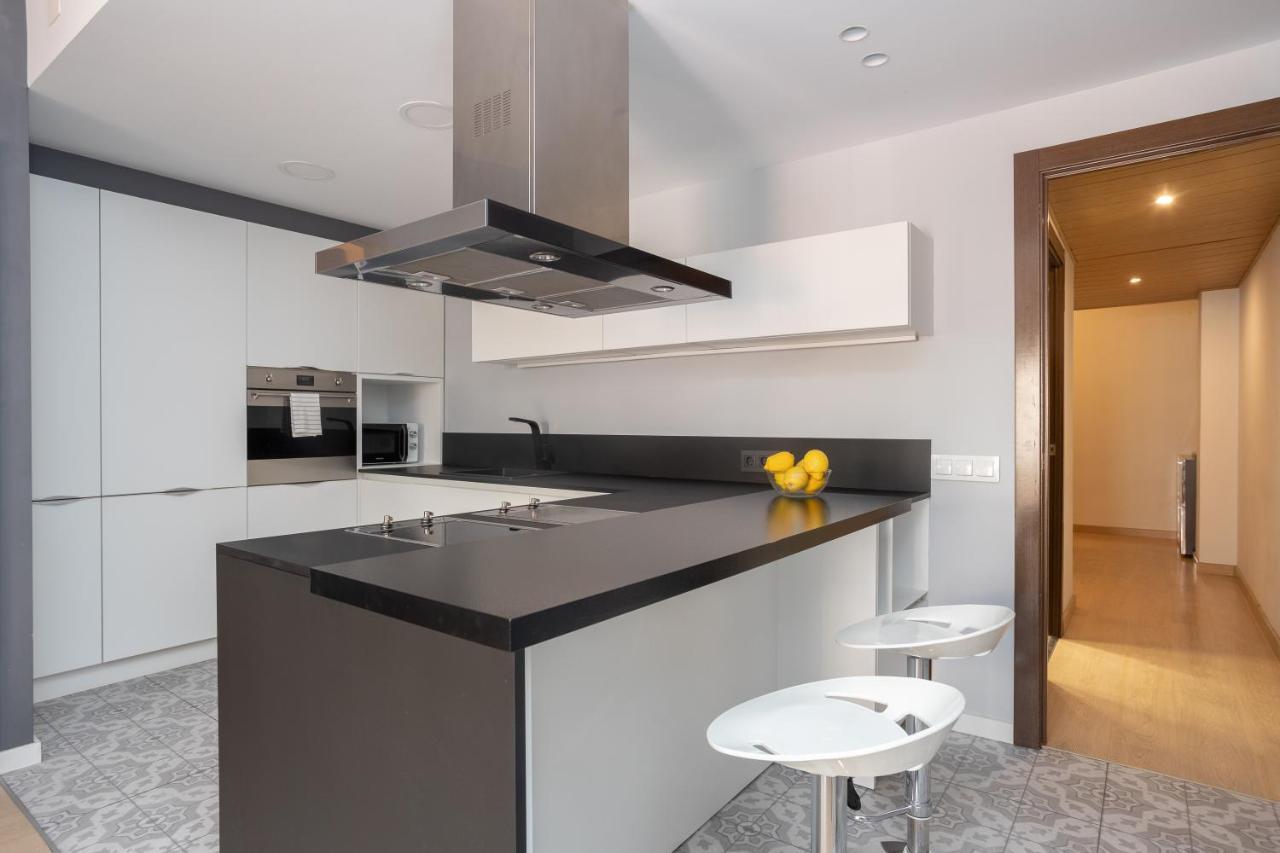 Sunny Beachside Haven 2 Bd In The Marina District Barcelona