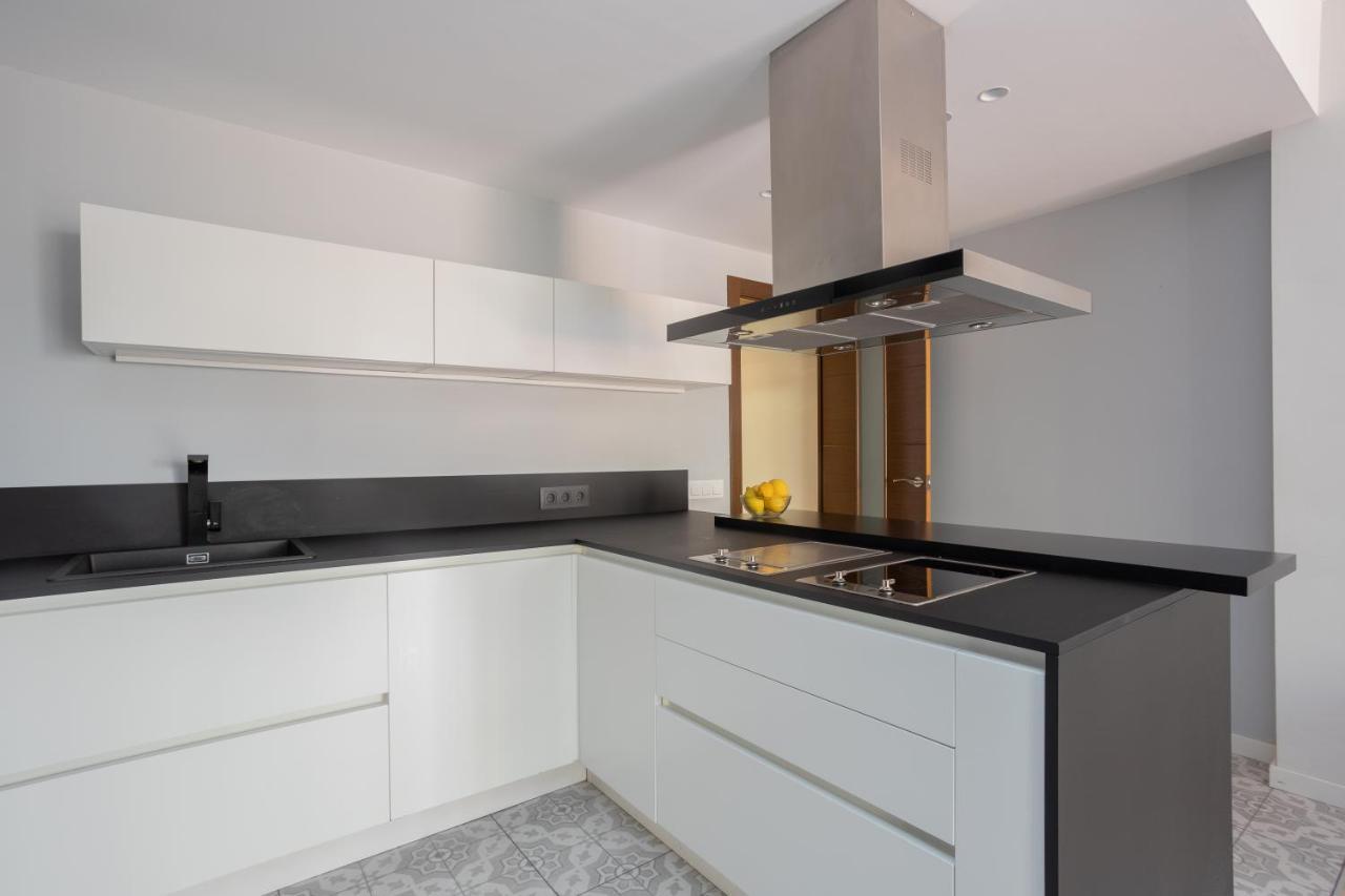 Apartment Sunny Beachside Haven 2 Bd In The Marina District Barcelona